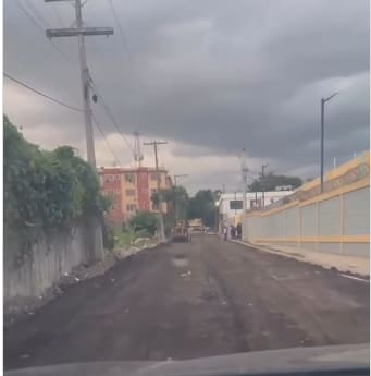 Habitantes de Cancino reclaman arreglo de vía frente a escuela de reciente apertura