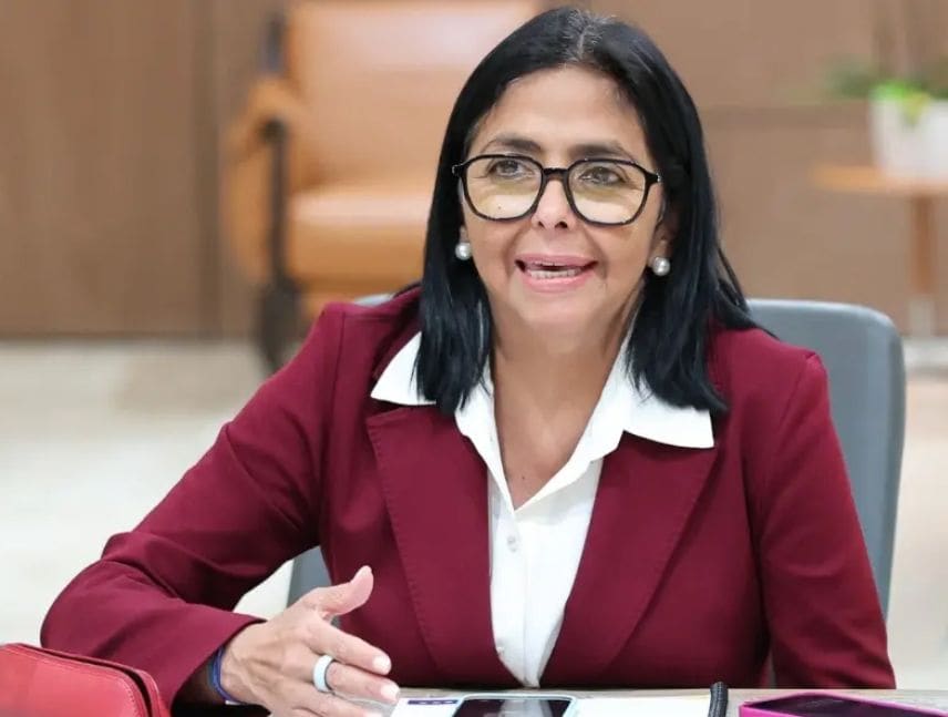 Delcy Rodríguez anuncia próximo alivio a la crisis eléctrica en Venezuela y critica protestas