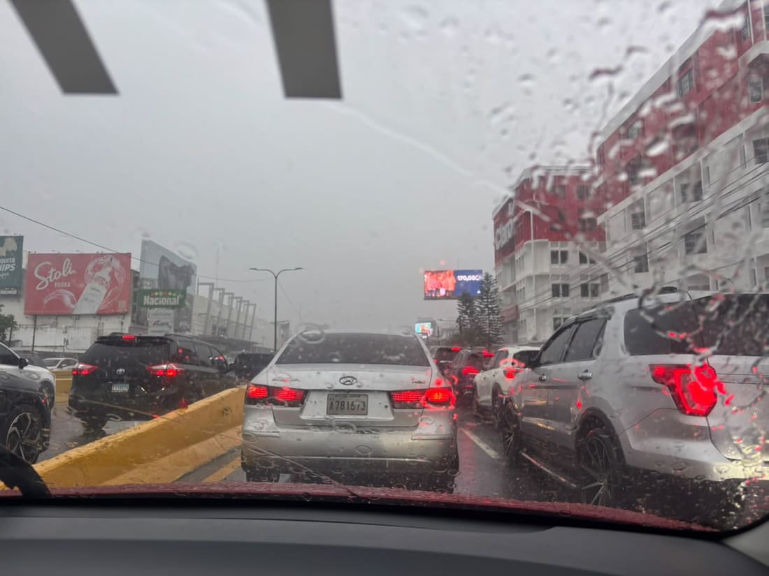 Caos vehicular y lluvias vespertinas afectan el Gran Santo Domingo