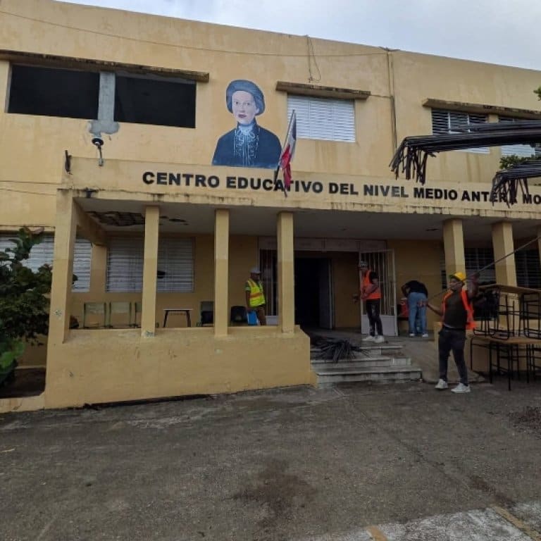 Las autoridades escolares examinarán las condiciones de seis mil planteles en el país