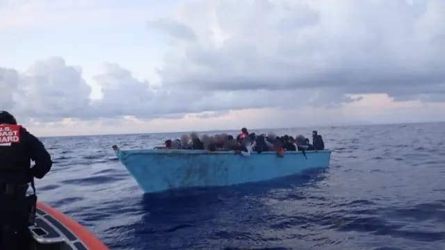 Guardia Costera de EE. UU. rescata a 61 migrantes frente a Cabo Cabrón