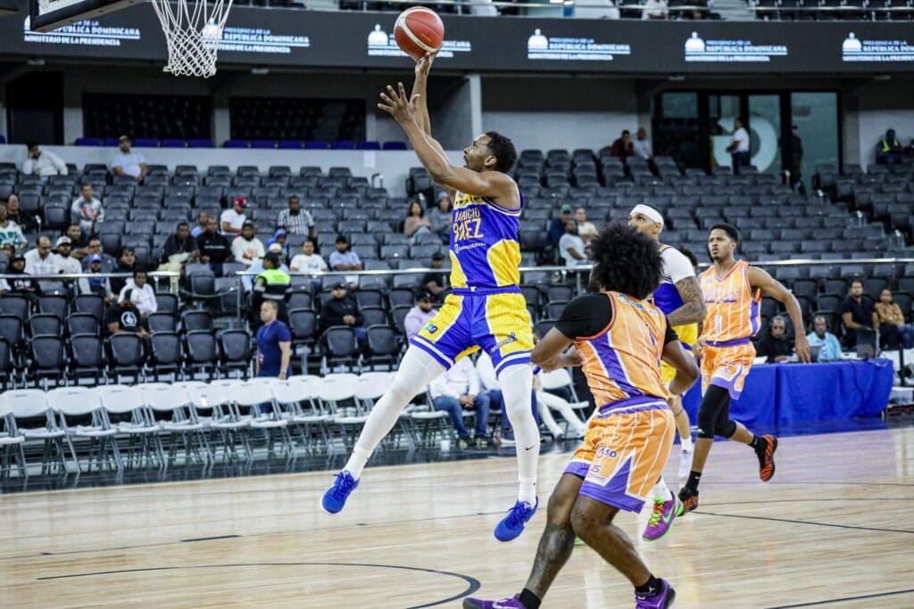 Mauricio Báez arranca con buen pie la Fase de Eliminación del baloncesto distrital