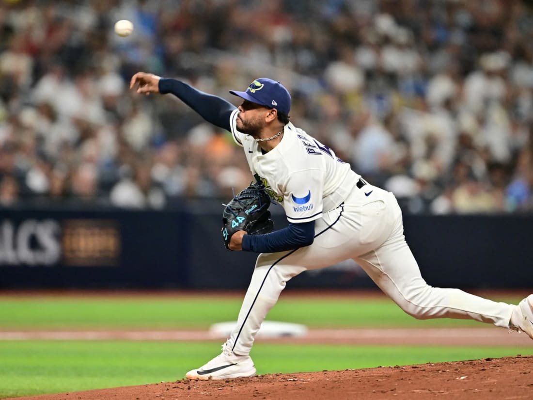 Freddy Peralta buscará este martes recortar la ventaja de los Cerveceros en la Serie Mundial