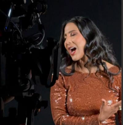 Nathalie Peña-Comas conquista la cima del chart Pop RD con su versión de Sombras nada más