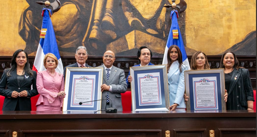 Cámara Baja rinde tributo a la trayectoria de Niní Cáffaro, Leonel Lirio y Janina Rosado