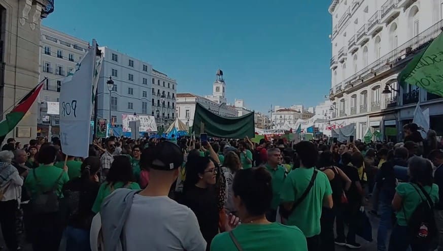 Comunidad educativa se manifiesta en Madrid en rechazo a la gestión regional