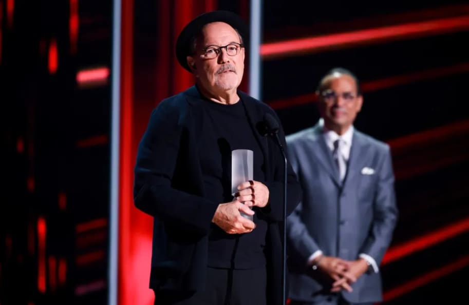 Rubén Blades recibe el Premio Billboard Ícono y destaca el valor del respaldo colectivo