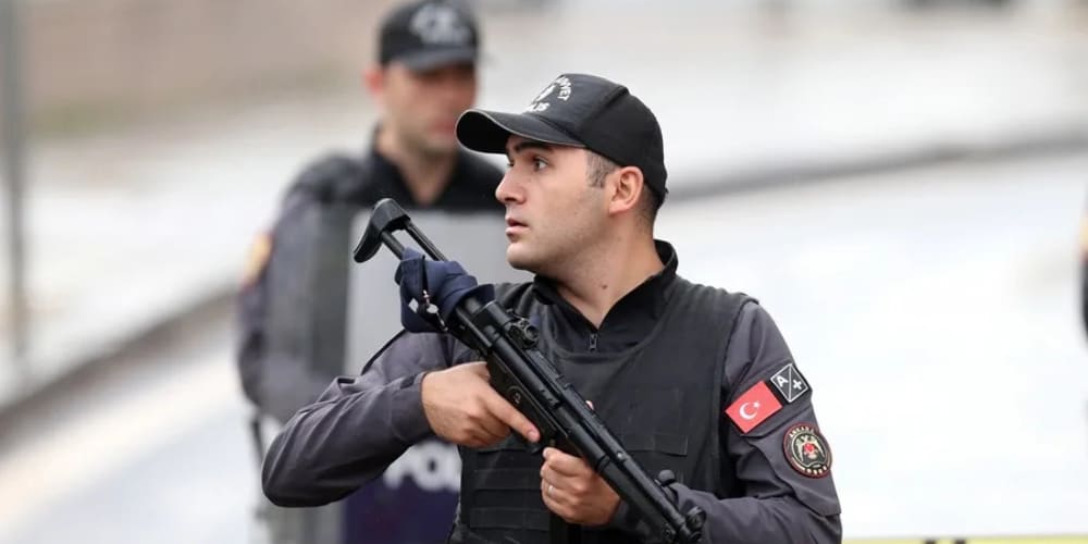 Menor de edad agrede a ocho compañeras con un arma blanca en un instituto de Estambul