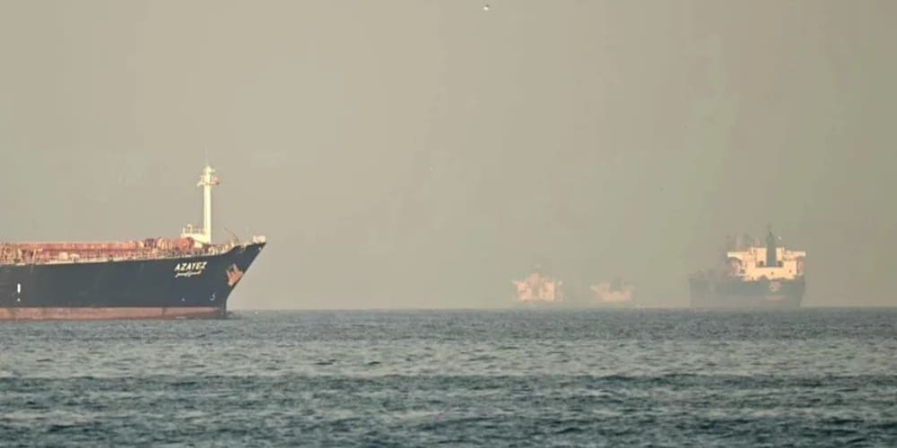 Irán anuncia bloqueo a rutas de exportación en el estrecho de Ormuz mientras Estados Unidos asegura que el paso continúa abierto