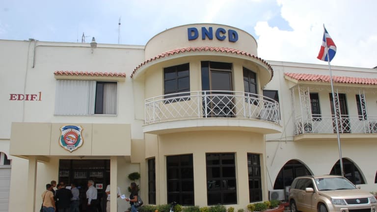 DNCD apresa a dos hombres y decomisa drogas en allanamientos en Azua