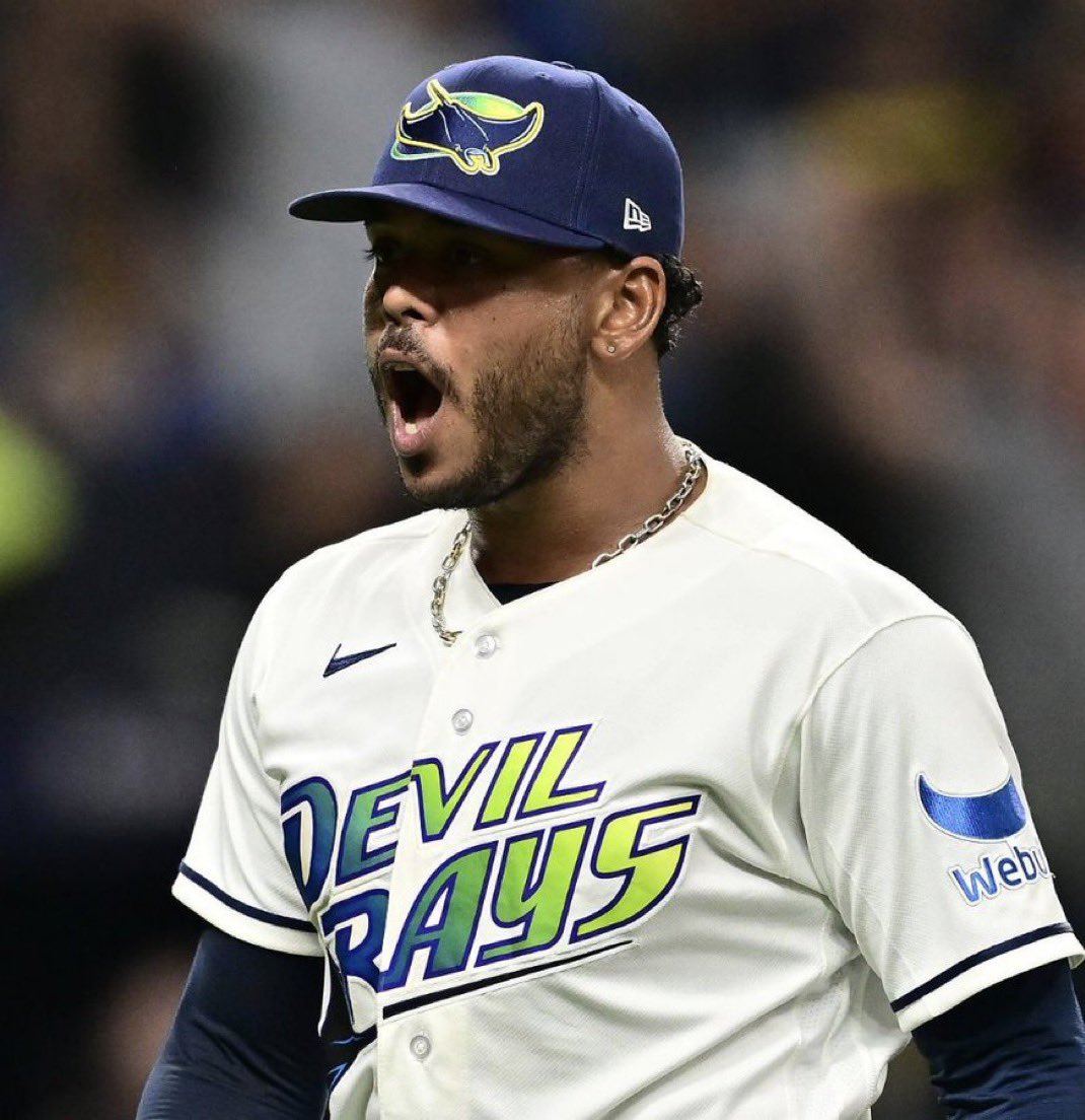 El lanzador dominicano Freddy Peralta brilla y es nombrado MVP de la Liga Americana