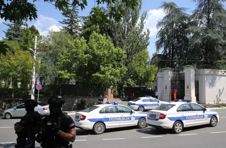 Un muerto tras ataque con cuchillo contra policía que custodiaba la embajada de Israel en Belgrado