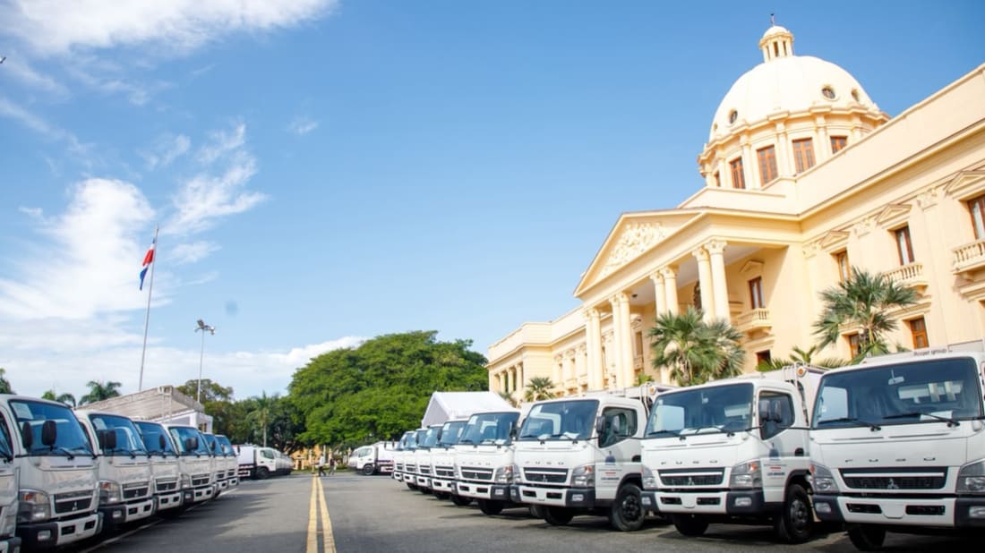 Gobierno entrega cincuenta nuevos camiones compactadores para reforzar la limpieza municipal