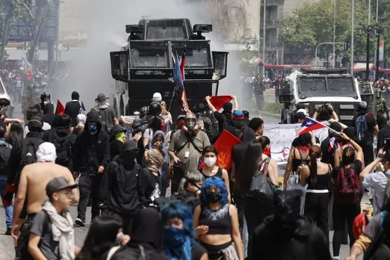 Miles de ciudadanos marchan en Santiago para recordar el estallido social y rechazar las políticas de Kast