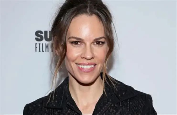 Hilary Swank espera su tercer hijo a los 52 años