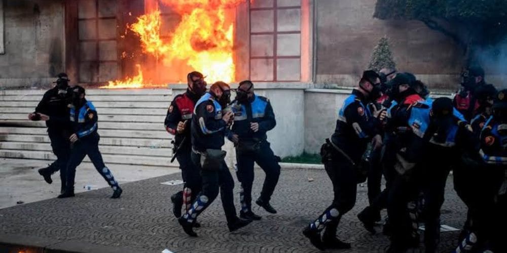 Disturbios frente al Parlamento albanés dejan diez heridos durante jornada de movilizaciones