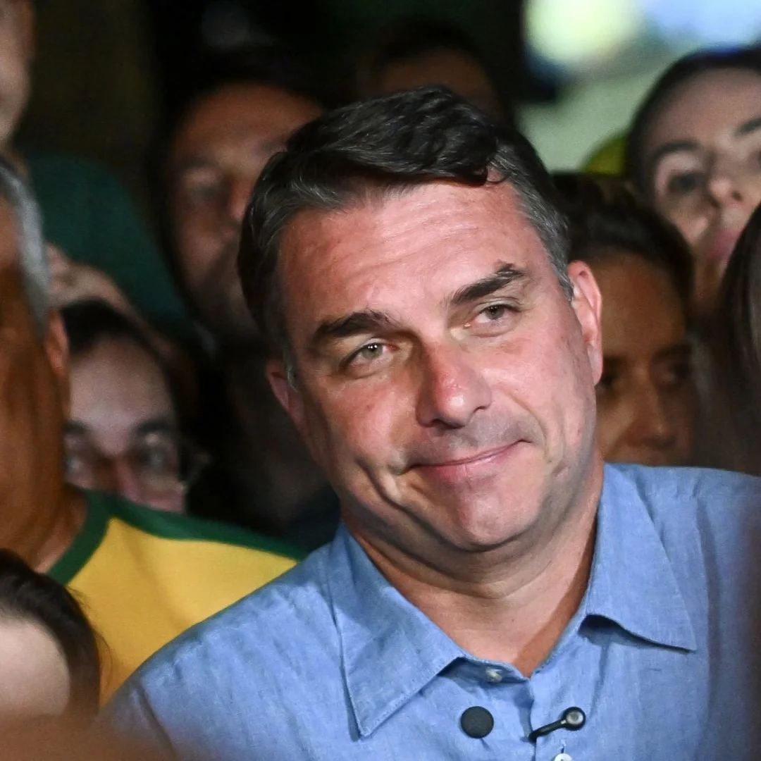 Flávio Bolsonaro vota en Río de Janeiro y afirma que Brasil necesita un cambio de rumbo