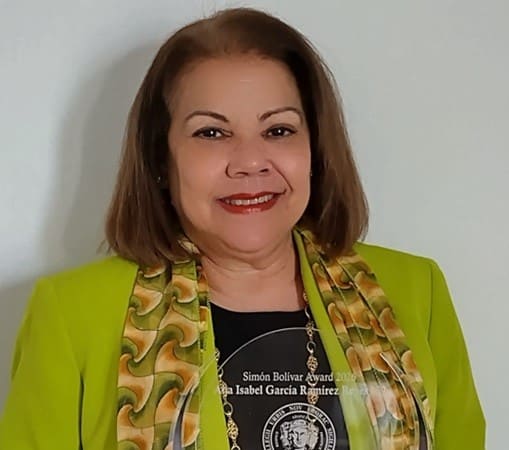 Ana García Reyes es galardonada en Nueva York por su aporte a la educación superior