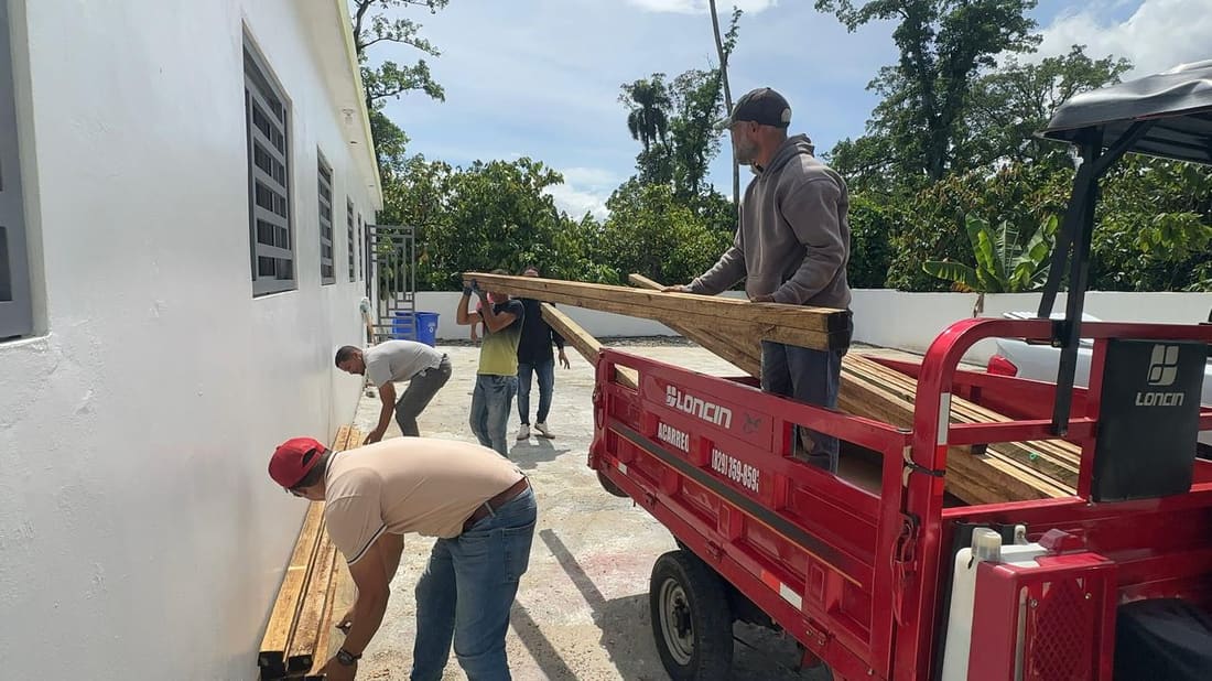Oficina Senatorial de Monseñor Nouel asiste a familias con entrega de materiales de construcción