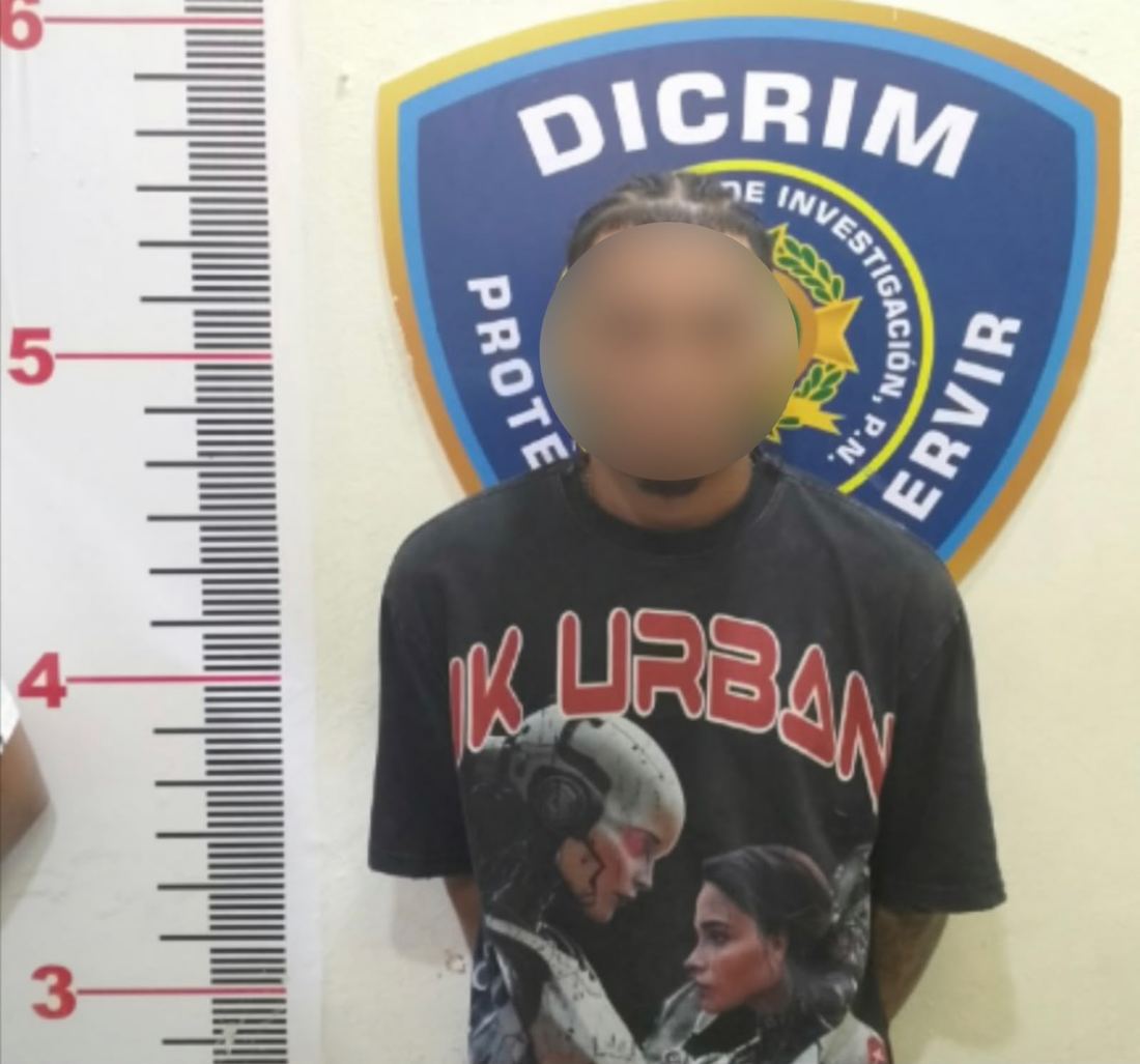 Detienen a hombre por amenazar con un machete a un comerciante en La Vega