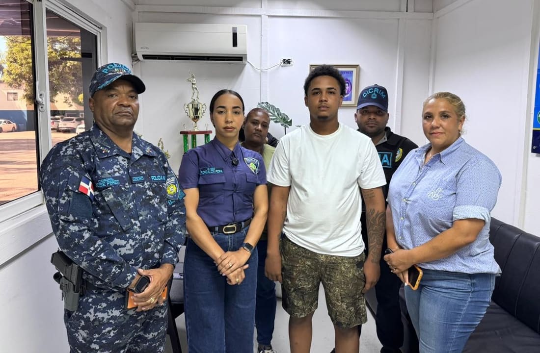 Joven se entrega a las autoridades en Santiago tras orden de arresto por robo