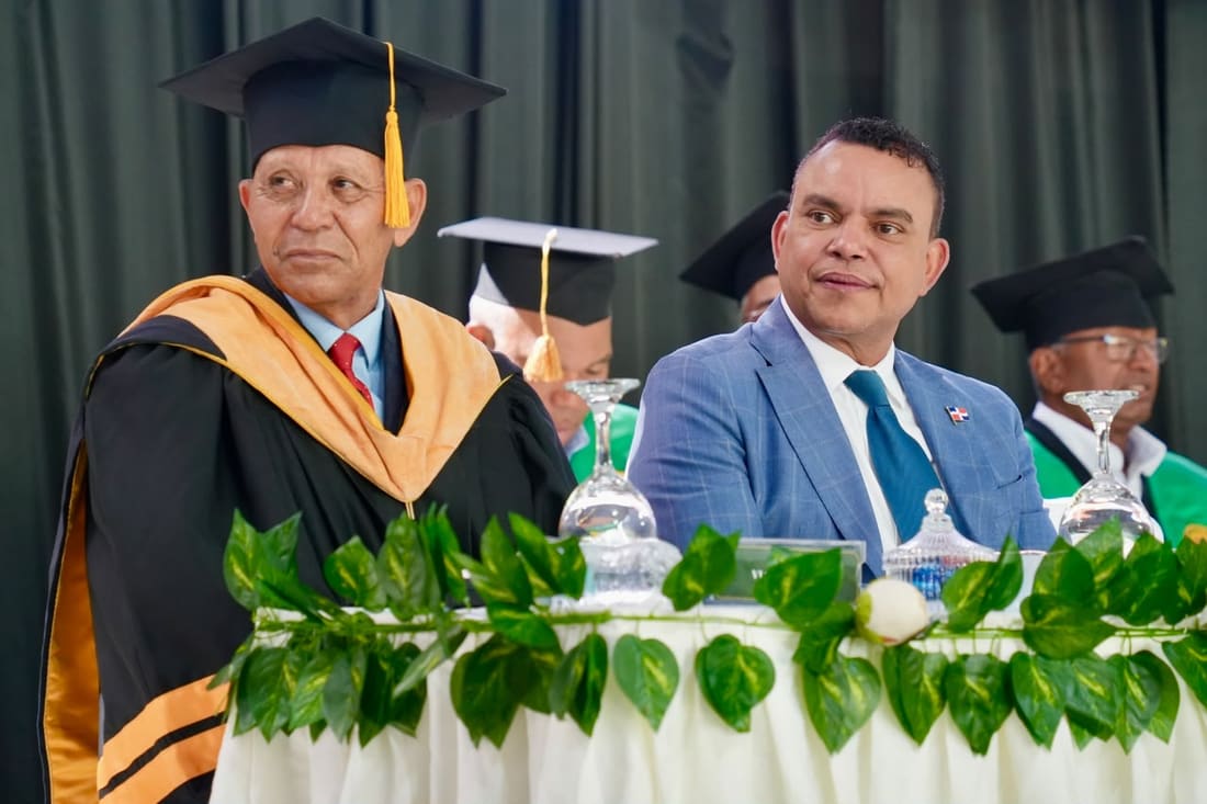 Julio Landrón resalta el impacto de la educación superior en el desarrollo comunitario durante investidura en UTECO