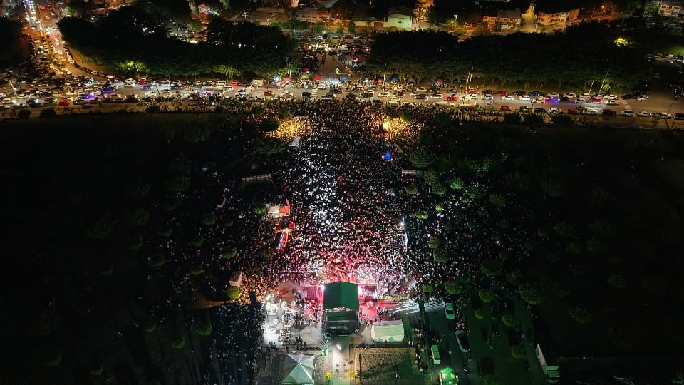 Una multitud desborda el Faro a Colón en la segunda entrega del evento musical La Peñita