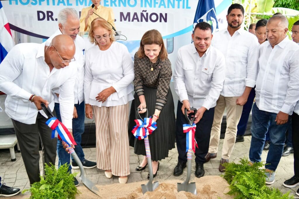 Raquel Peña encabeza inicio de obras en hospital y entrega centro médico en San Cristóbal