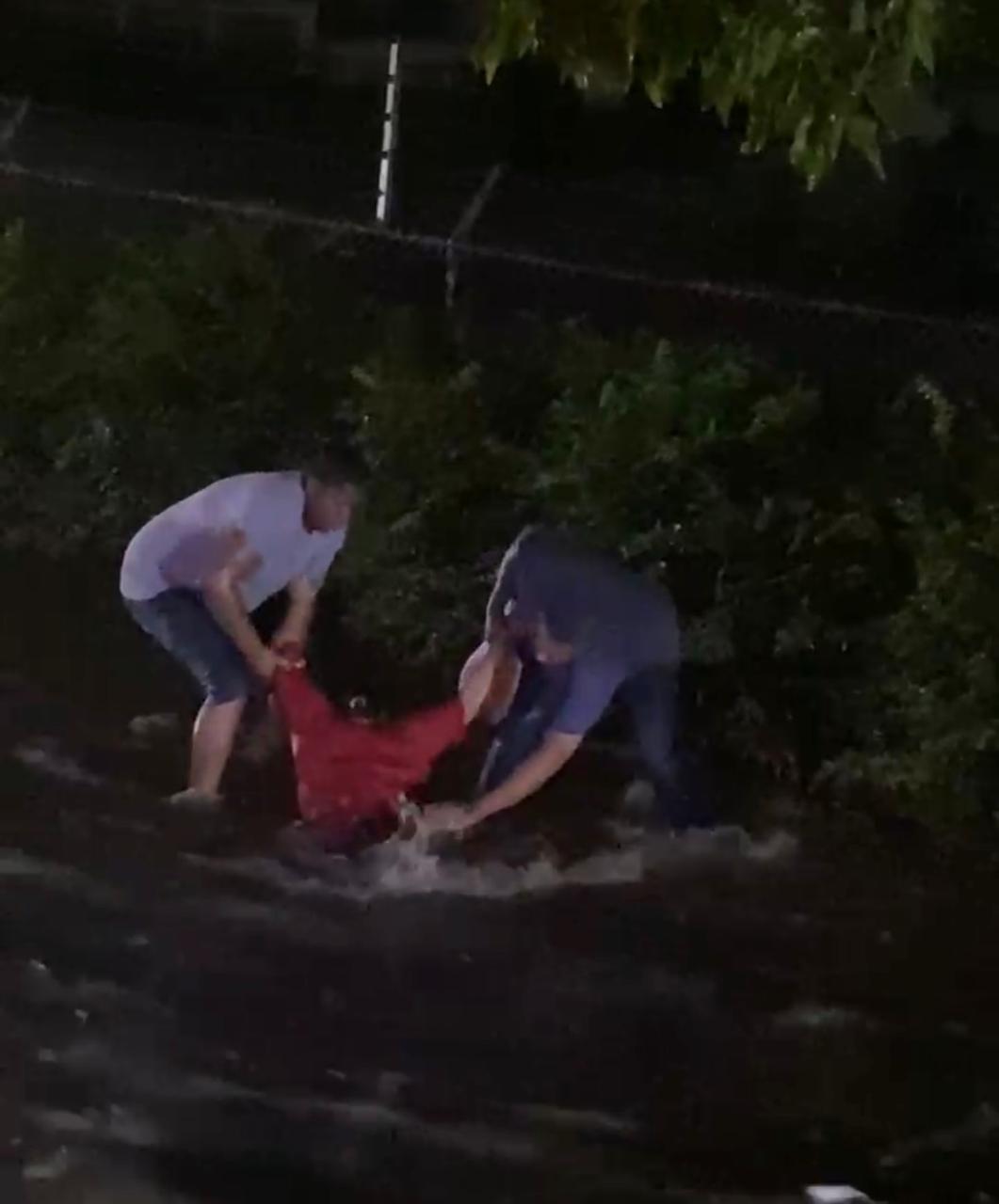 Ciudadana evita caer en alcantarilla abierta tras intensas lluvias en Santiago