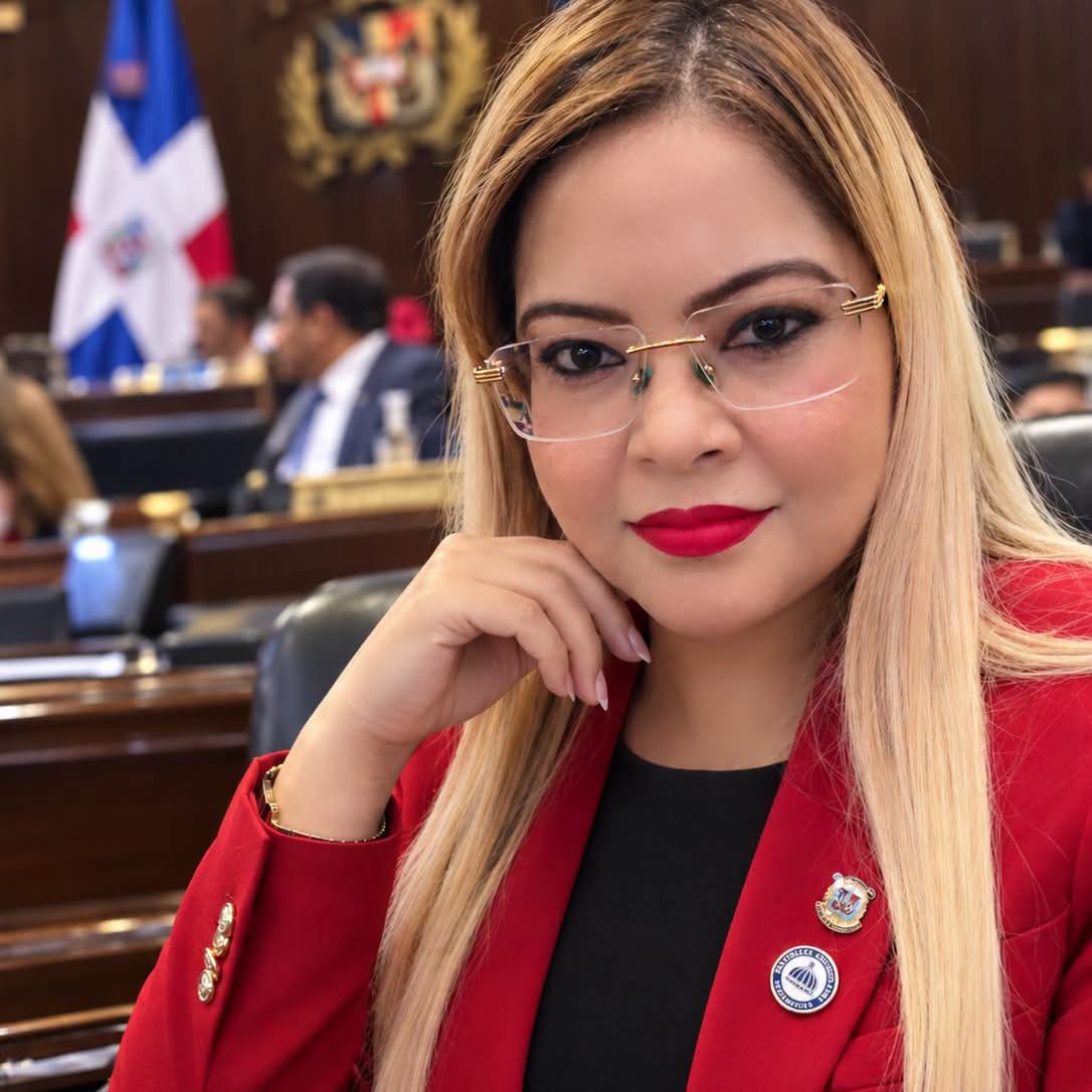 Diputada Grey Pérez impulsa la llegada de autobuses OMSA a Azua