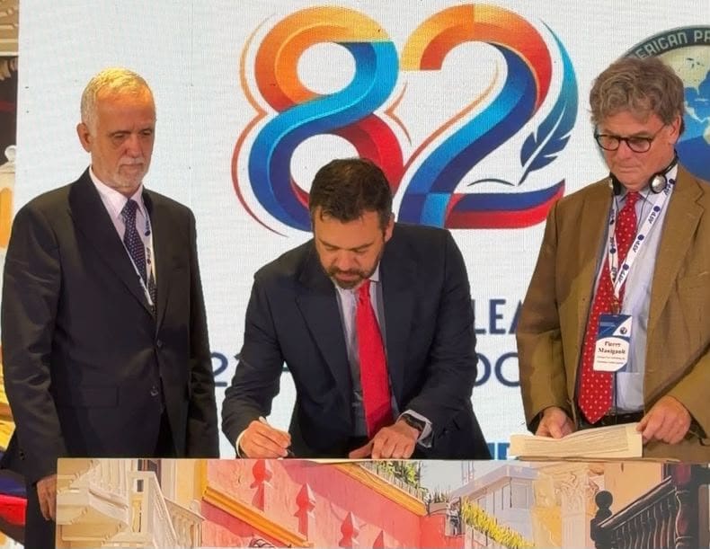 Alcalde de Bogotá respalda la libertad de prensa durante la Asamblea General de la SIP