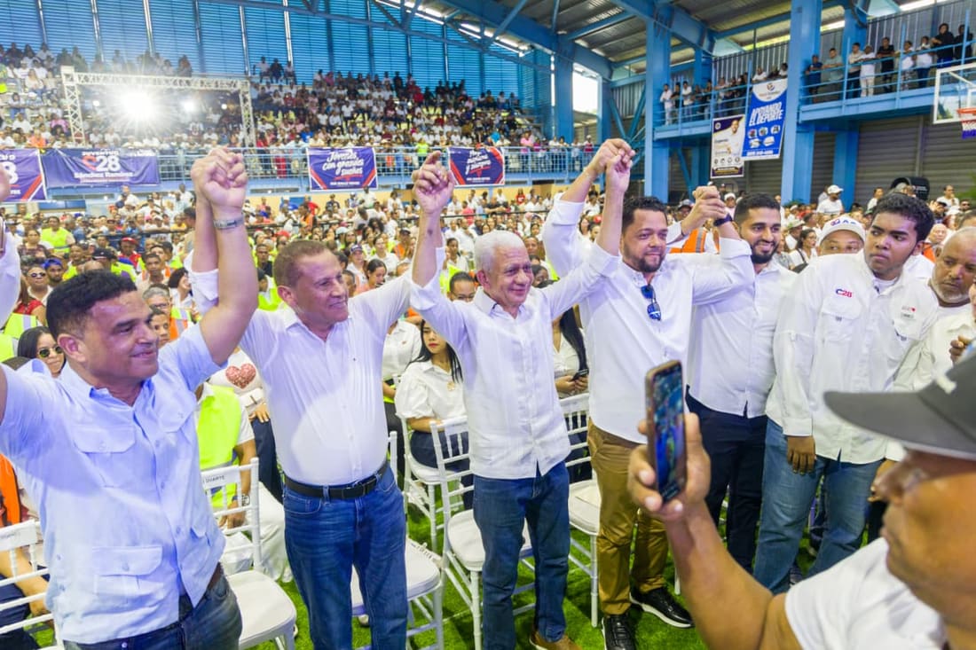 Ricardo de los Santos encabeza juramentación de sector construcción en apoyo a Carolina Mejía