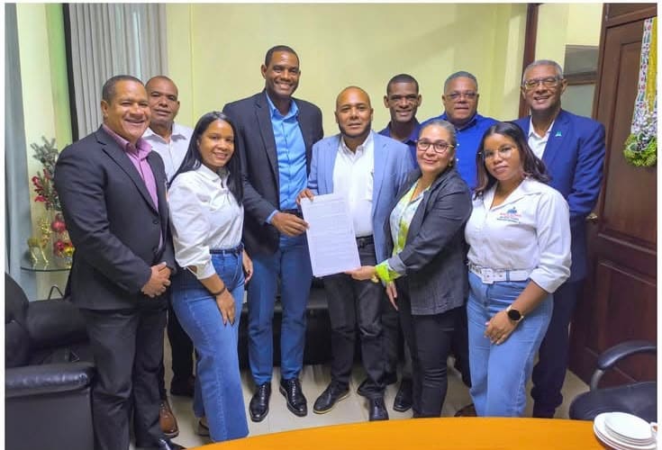 CoopCandelaria y Regional 17 de Educación formalizan alianza educativa en Monte Plata