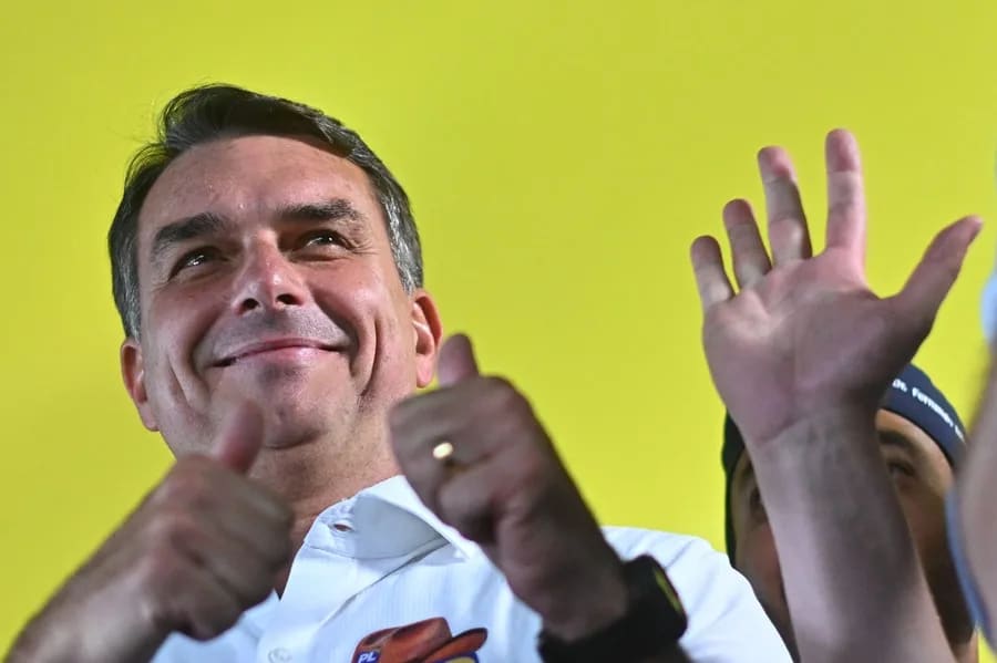 Flávio Bolsonaro lidera primer sondeo de cara a la segunda vuelta electoral en Brasil