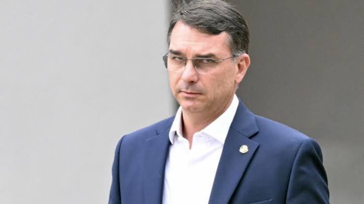 Flávio Bolsonaro encabeza el escrutinio inicial en las elecciones presidenciales de Brasil