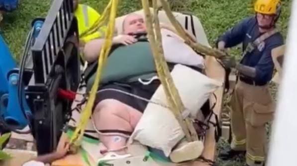 Operativo de rescate con grúa tras emergencia médica en West Palm Beach