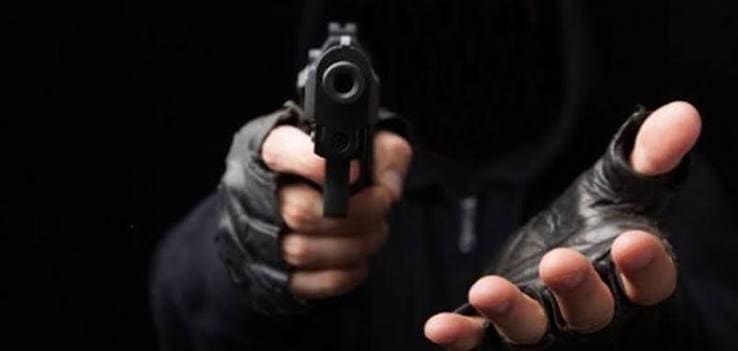 Un custodio resulta herido de bala en aparente asalto a farmacia en la carretera Mella