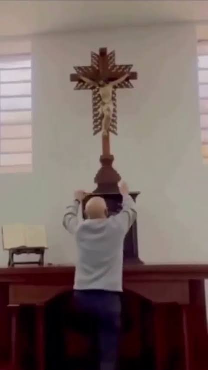 Un video en redes sociales muestra la aparatosa caída de una cruz sobre un sacerdote en Colombia