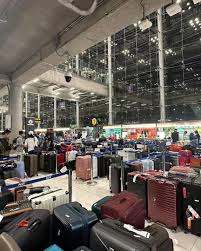 Crisis en el aeropuerto de Bangkok por inundaciones y miles de equipajes retenidos
