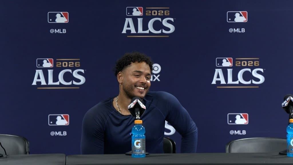 Freddy Peralta brilla en la postemporada e iguala marca de Pedro Martínez