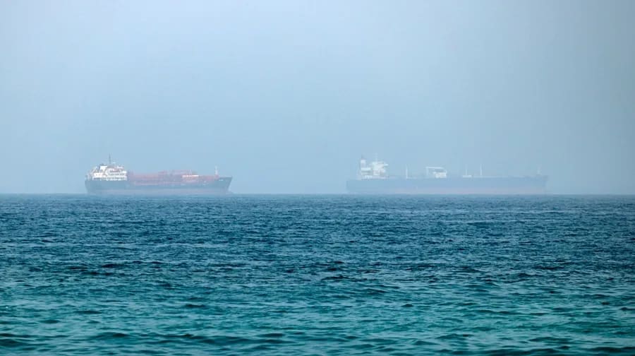 Detectan derrame de petróleo que afecta las costas de Emiratos Árabes Unidos