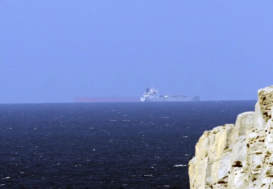 Explosión de superpetrolero en el estrecho de Ormuz eleva la tensión en las rutas de crudo