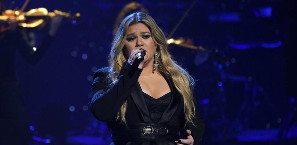 Kelly Clarkson aboga por crear categorías separadas en la música para diferenciar la inteligencia artificial del talento humano