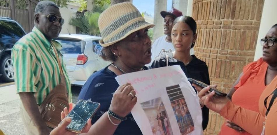 Familiares exigen ante la embajada rusa el retorno de dominicanos reclutados para la guerra
