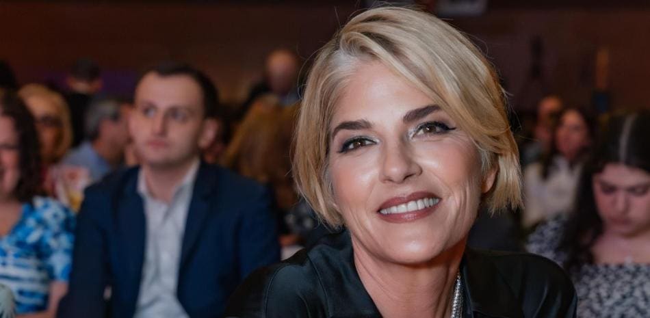 Selma Blair enfrenta cargos judiciales tras altercado en vuelo comercial