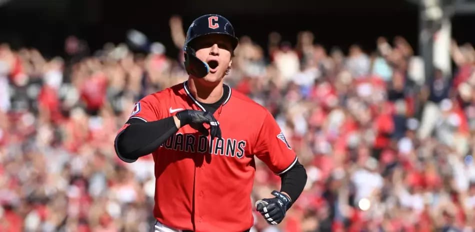 Los Guardianes superan a los Rays y toman ventaja en la serie con cuadrangular decisivo