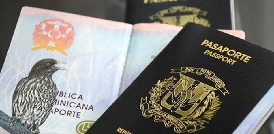 Especialista advierte sobre los riesgos legales y multas por no portar el pasaporte físico en el extranjero