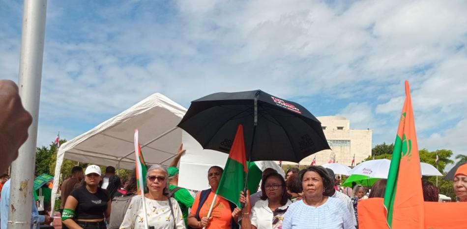 Movimiento de mujeres protesta ante la Procuraduría para exigir el fin de los intercambios de disparos y la violencia