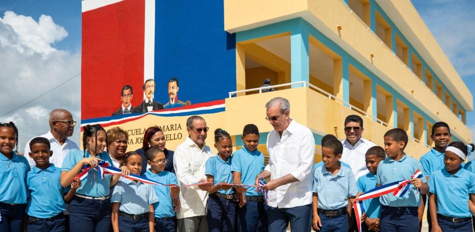 Presidente Abinader entrega dos nuevos centros educativos en Santo Domingo Este y Norte