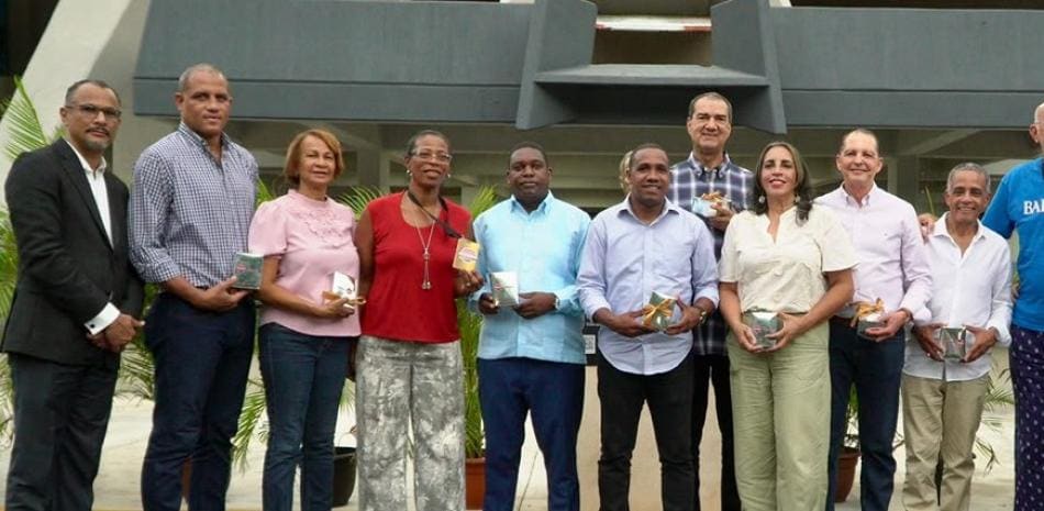 Abadina rinde homenaje histórico a leyendas del baloncesto distrital con pases vitalicios
